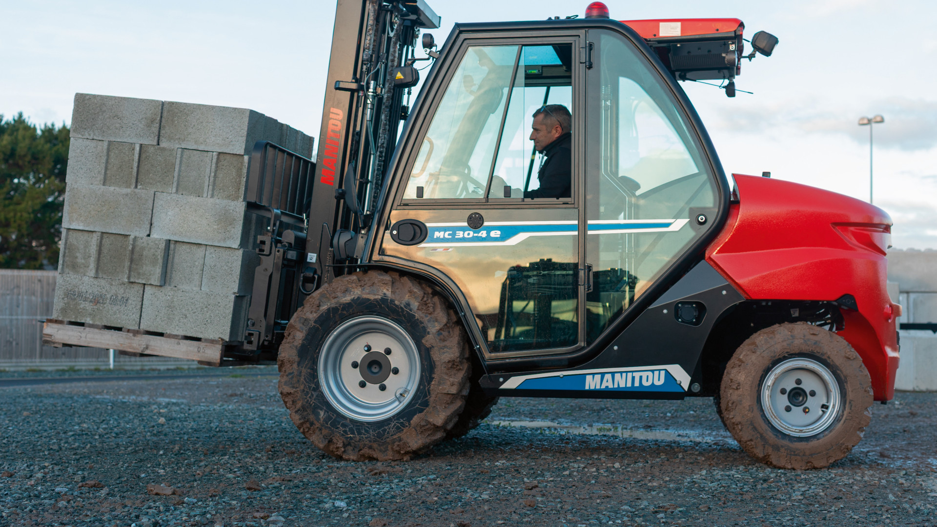 application rough terrain forklift mc304e Manitou