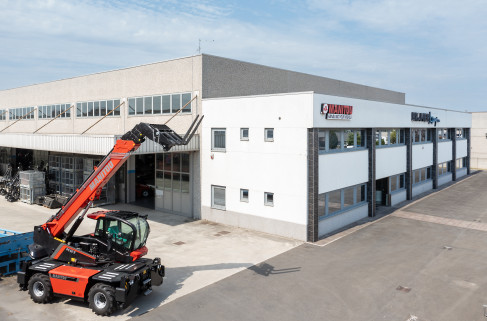 Bramieri_picture_with_machine_and_logo