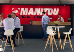 manitou.com header Matexpo2023 people on booth