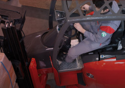manitou header industry warehousing EMAII application logistics