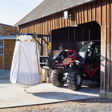 application_telehandler_ulm_415_h_equestrian_agriculture_manitou