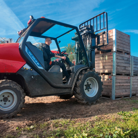 application rough terrain forklift mc254e Manitou