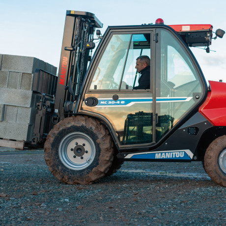 application rough terrain forklift mc304e Manitou