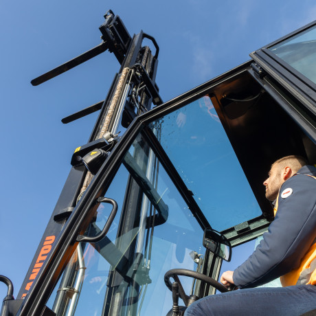 detail rough terrain forklift msi35 Manitou