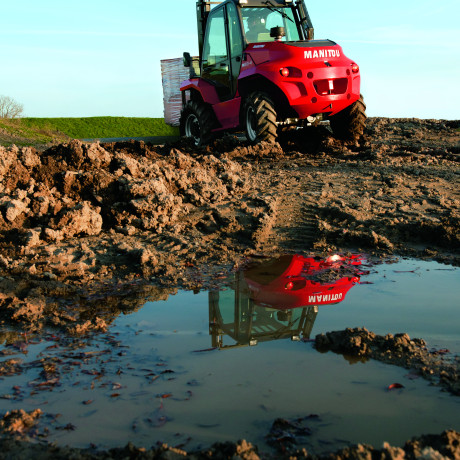 manitou_machines_industry_rough_terain_forklifts_M30_application_elevate